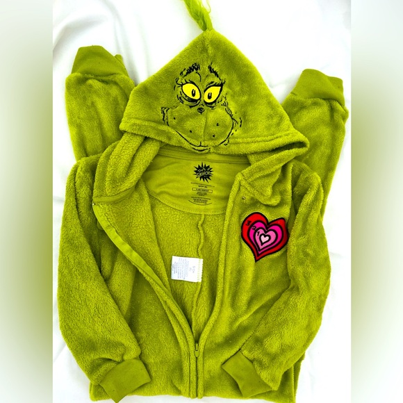 Adorable kids’ green Grinch jammies, size small (6) - Picture 2 of 3